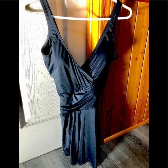 Beautiful NWT swimsuit by ClubSwim size 10 - Picture 1 of 1